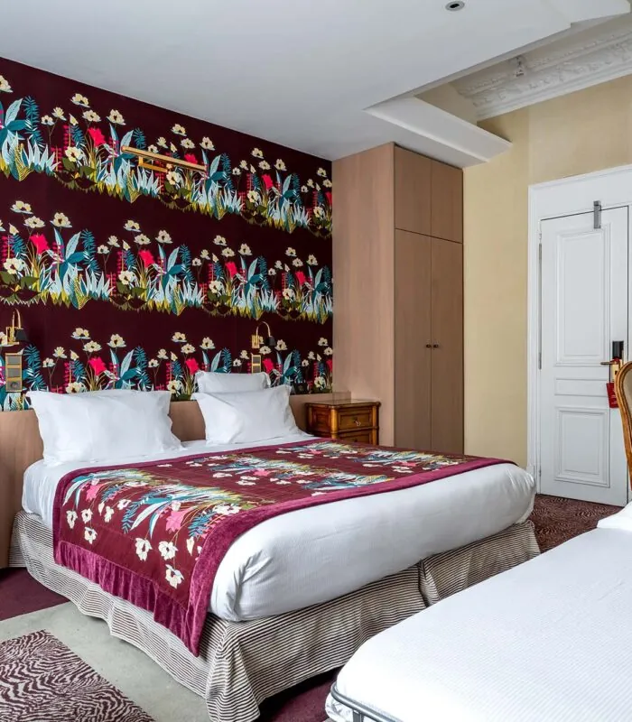 Chambre Privilège Vue Jardin avec deux lits et un bureau à l’hôtel Regent's Garden