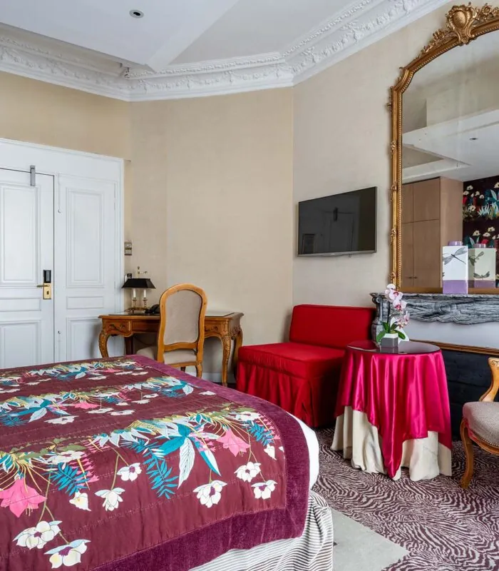 Chambre Privilège Vue Jardin avec une couverture fleurie sur le lit à l’hôtel Regent's Garden