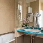 Salle de bain Chambre Privilège Vue Jardin avec un lavabo et une baignoire à l’hôtel Regent’s Garden