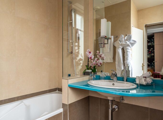 Salle de bain Chambre Privilège Vue Jardin avec un lavabo et une baignoire à l’hôtel Regent’s Garden