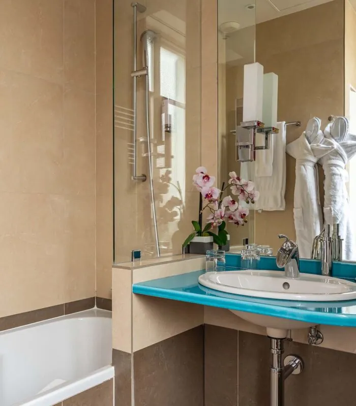 Salle de bain Chambre Privilège Vue Jardin avec un lavabo et une baignoire à l’hôtel Regent’s Garden