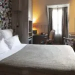 Chambre Single avec un lit, un bureau et une chaise à l’hôtel Regent’s Garden