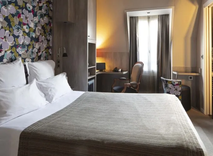 Chambre Single avec un lit, un bureau et une chaise à l’hôtel Regent’s Garden