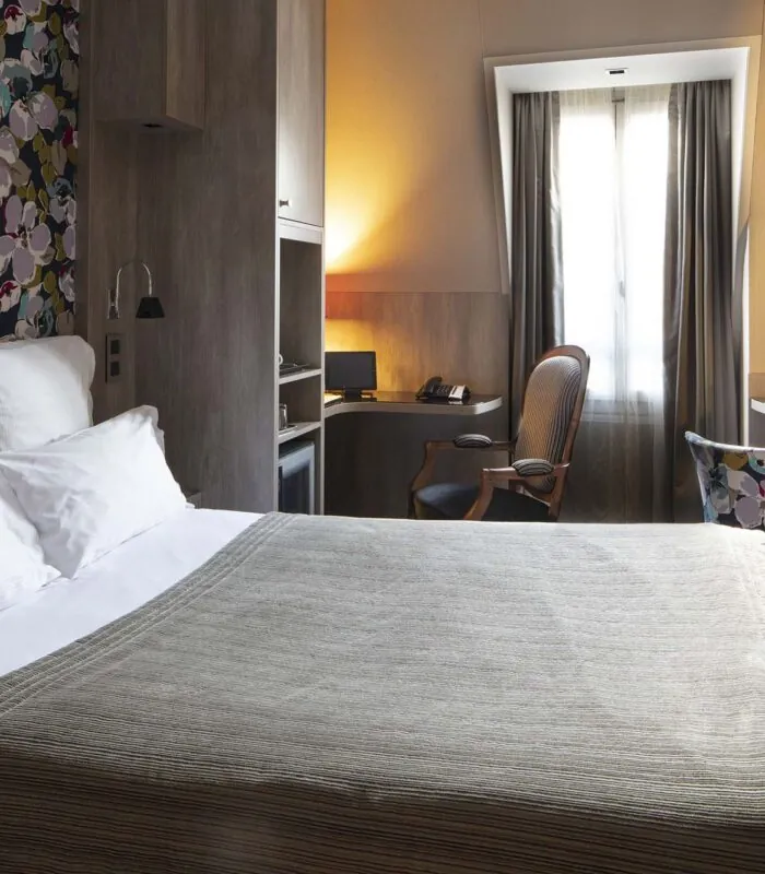 Chambre Single avec un lit, un bureau et une chaise à l’hôtel Regent’s Garden