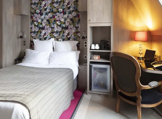 Chambre Single avec un lit et un bureau à l’hôtel Regent’s Garden