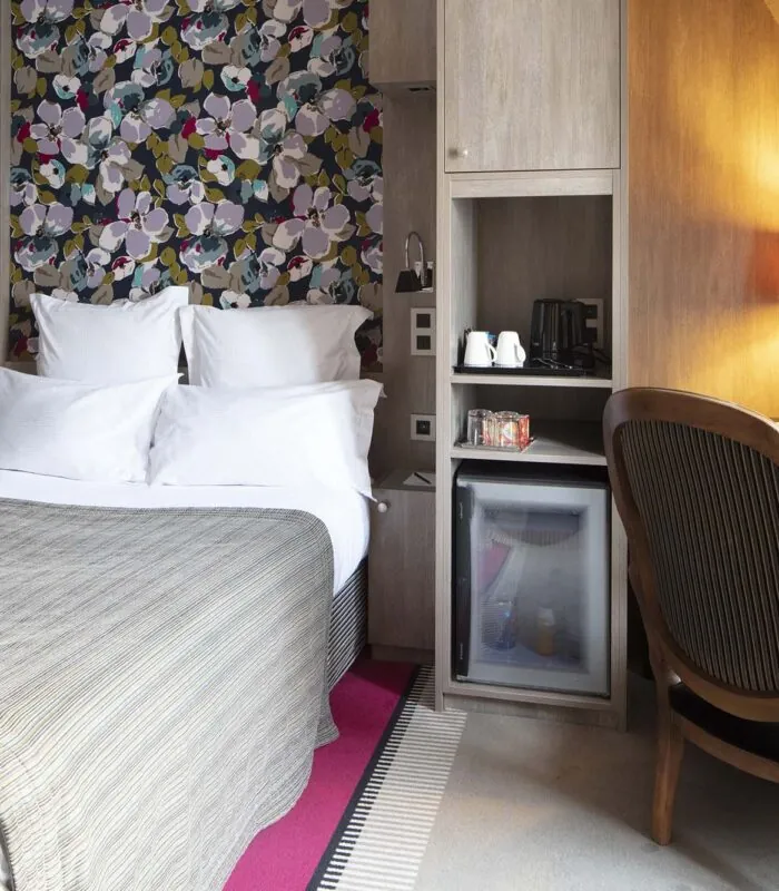 Chambre Single avec un lit et un bureau à l’hôtel Regent’s Garden