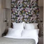 Chambre Single avec un papier peint fleuri au mur à l’hôtel Regent’s Garden