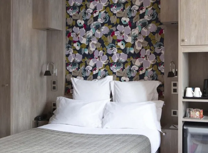 Chambre Single avec un papier peint fleuri au mur à l’hôtel Regent’s Garden