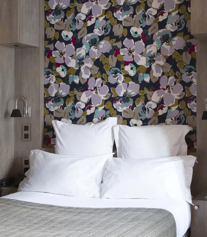 Chambre Single avec un papier peint fleuri au mur à l’hôtel Regent’s Garden