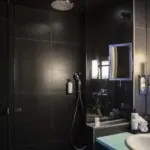 Salle de bain Chambre Single avec un lavabo, un miroir et une pomme de douche à l’hôtel Regent’s Garden