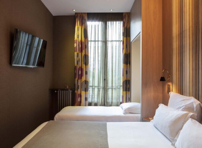 Chambre triple avec deux lits et une télévision à écran plat à l’Hôtel Regent’s Garden