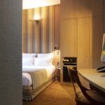 Chambre triple avec un lit et un bureau à l’Hôtel Regent’s Garden