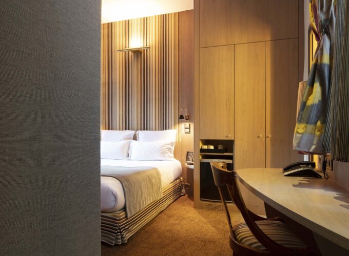 Chambre triple avec un lit et un bureau à l’Hôtel Regent’s Garden