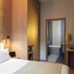 Chambre triple avec un lit et un bureau à l’Hôtel Regent’s Garden