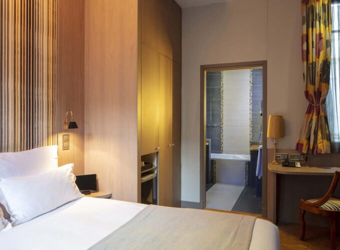 Chambre triple avec un lit et un bureau à l’Hôtel Regent’s Garden