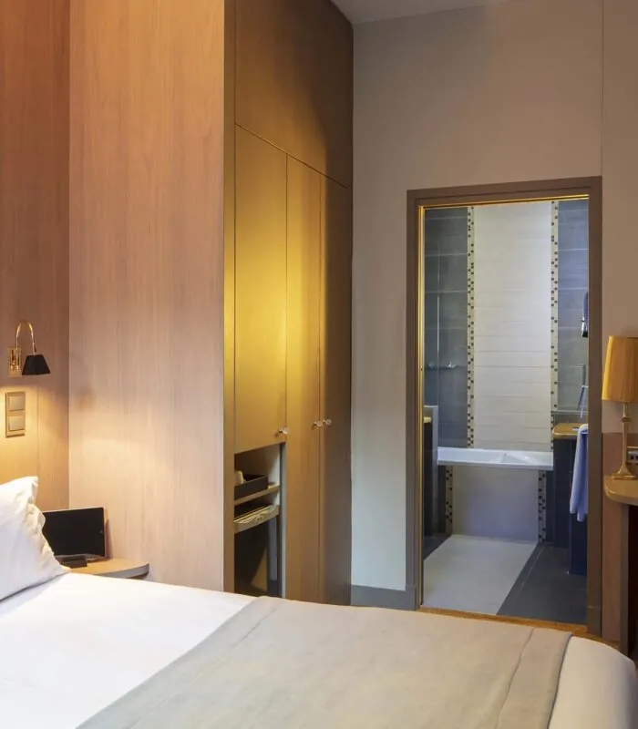 Chambre triple avec un lit et un bureau à l’Hôtel Regent’s Garden