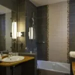 Salle de bain triple avec un lavabo et une baignoire à l’Hôtel Regent’s Garden
