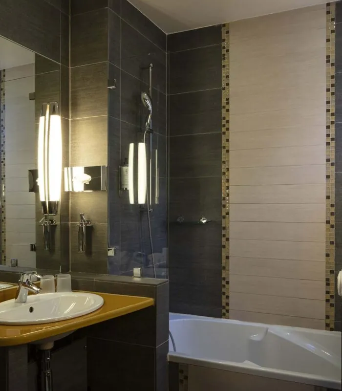 Salle de bain triple avec un lavabo et une baignoire à l’Hôtel Regent’s Garden