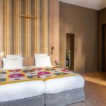 Chambre Twin Supérieure avec deux lits et une télévision à écran plat à l’hôtel Regent’s Garden