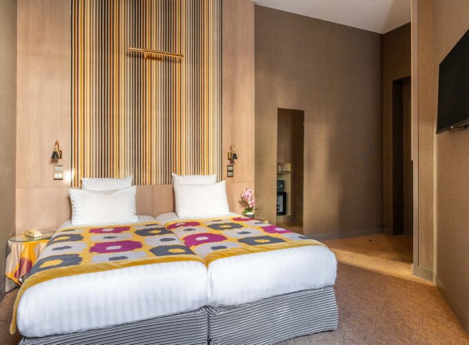 Chambre Twin Supérieure avec deux lits et une télévision à écran plat à l’hôtel Regent’s Garden