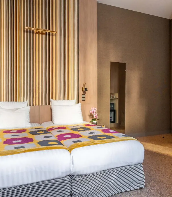 Chambre Twin Supérieure avec deux lits et une télévision à écran plat à l’hôtel Regent’s Garden