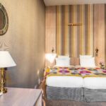 Chambre Twin Supérieure avec deux lits, une lampe et un téléphone à l’hôtel Regent’s Garden