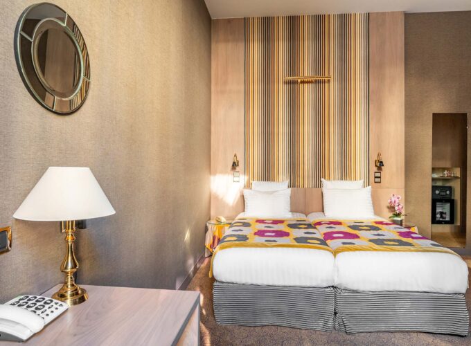 Chambre Twin Supérieure avec deux lits, une lampe et un téléphone à l’hôtel Regent’s Garden