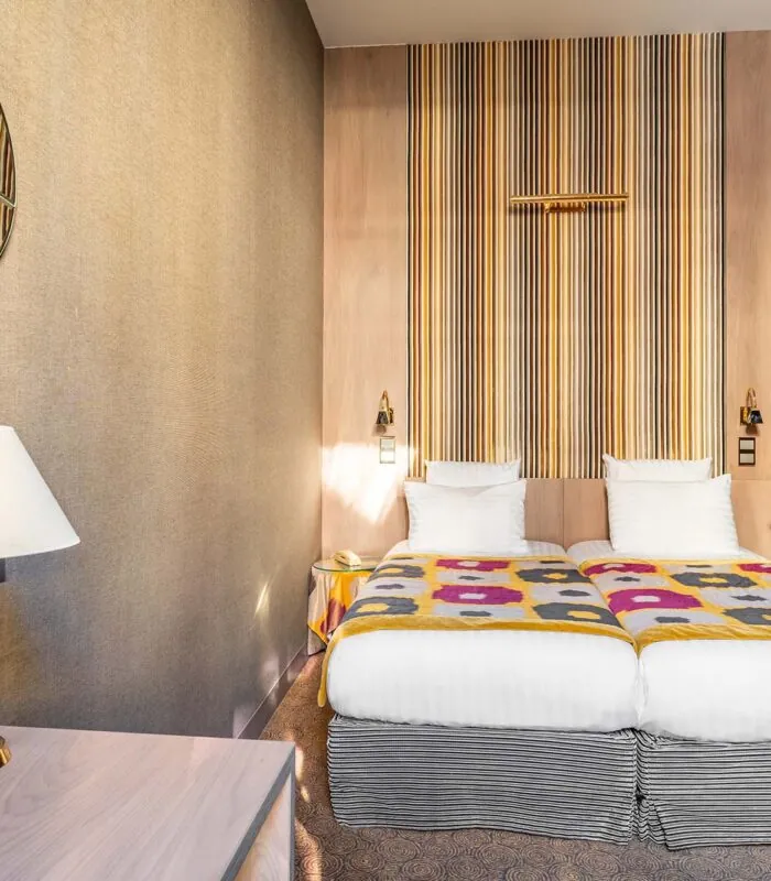 Chambre Twin Supérieure avec deux lits, une lampe et un téléphone à l’hôtel Regent’s Garden