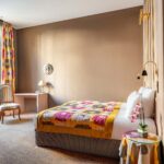 Chambre Twin Supérieure avec deux lits, un bureau et une télévision à l’hôtel Regent’s Garden