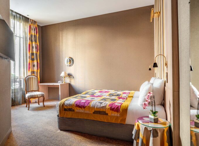 Chambre Twin Supérieure avec deux lits, un bureau et une télévision à l’hôtel Regent’s Garden