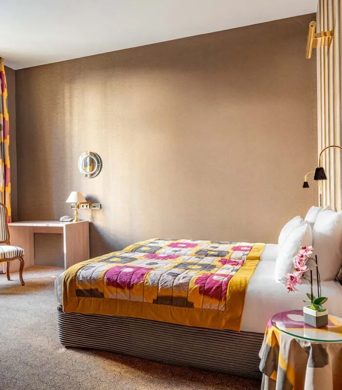 Chambre Twin Supérieure avec deux lits, un bureau et une télévision à l’hôtel Regent’s Garden