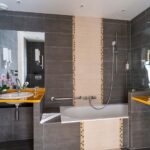 Salle de bain de la Chambre Twin Supérieure avec deux lavabos et une baignoire à l’hôtel Regent’s Garden