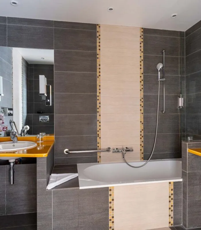 Salle de bain de la Chambre Twin Supérieure avec deux lavabos et une baignoire à l’hôtel Regent’s Garden