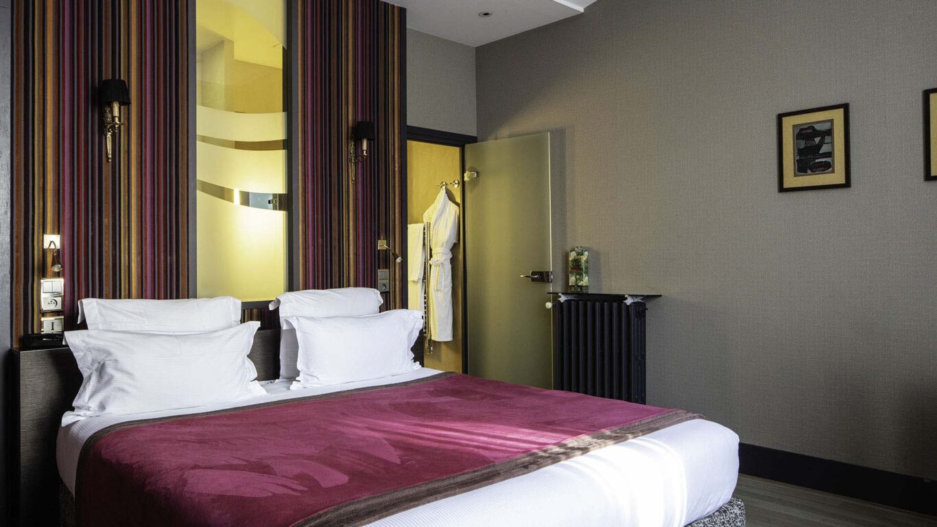 Chambre Double Supérieure avec un grand lit, idéale pour 2 personnes, offrant élégance et confort pour un séjour raffiné et relaxant