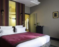 Chambre Double Supérieure avec un grand lit, idéale pour 2 personnes, offrant élégance et confort pour un séjour raffiné et relaxant