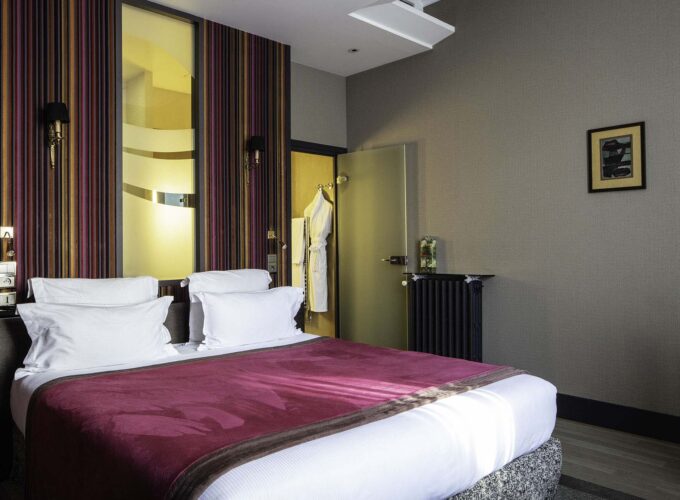 Chambre Double Supérieure avec un grand lit, idéale pour 2 personnes, offrant élégance et confort pour un séjour raffiné et relaxant