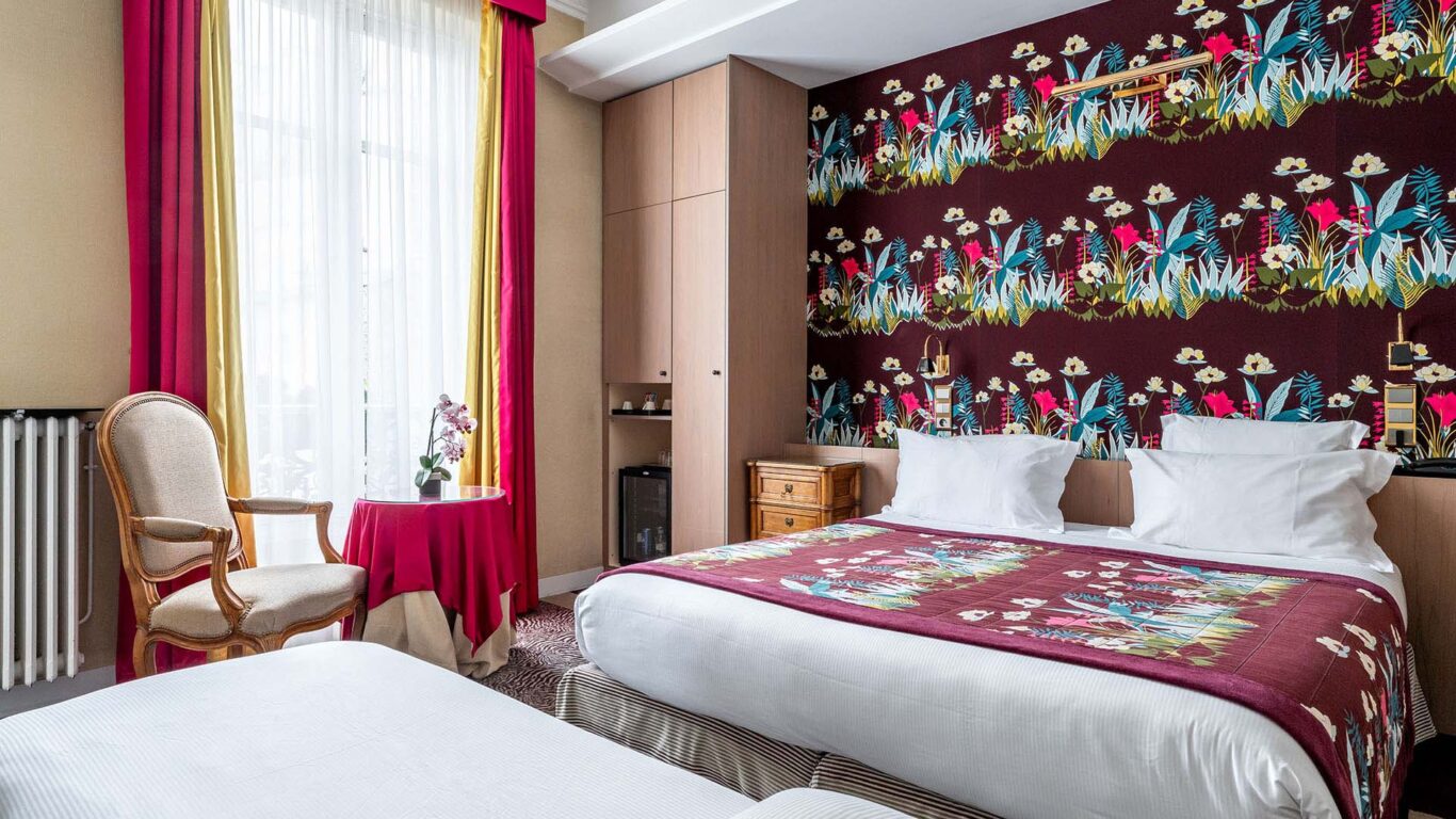 La Chambre Privilège Jardin, idéale pour 1, 2 ou 3 personnes, offre confort et élégance pour un séjour exceptionnel