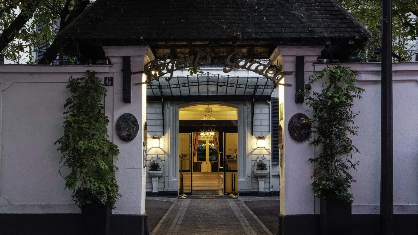 Vue extérieure de la façade de l’hôtel 4 étoiles Regent’s Garden du groupe Astotel à Paris, 17e arrondissement