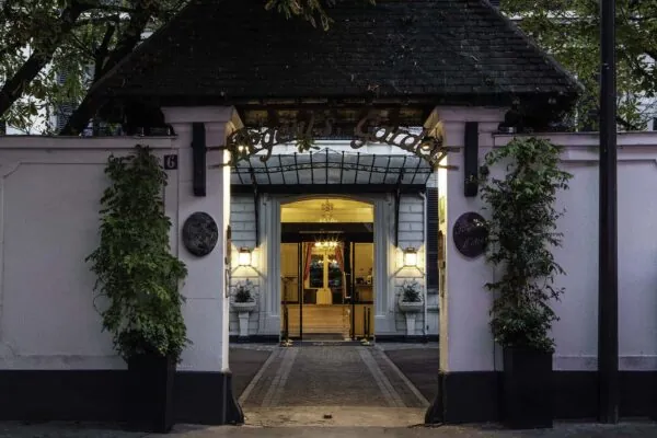 Vue extérieure de la façade de l’hôtel 4 étoiles Regent’s Garden du groupe Astotel à Paris, 17e arrondissement