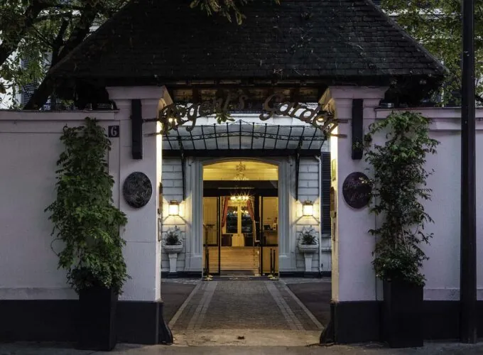 Vue extérieure de la façade de l’hôtel 4 étoiles Regent’s Garden du groupe Astotel à Paris, 17e arrondissement