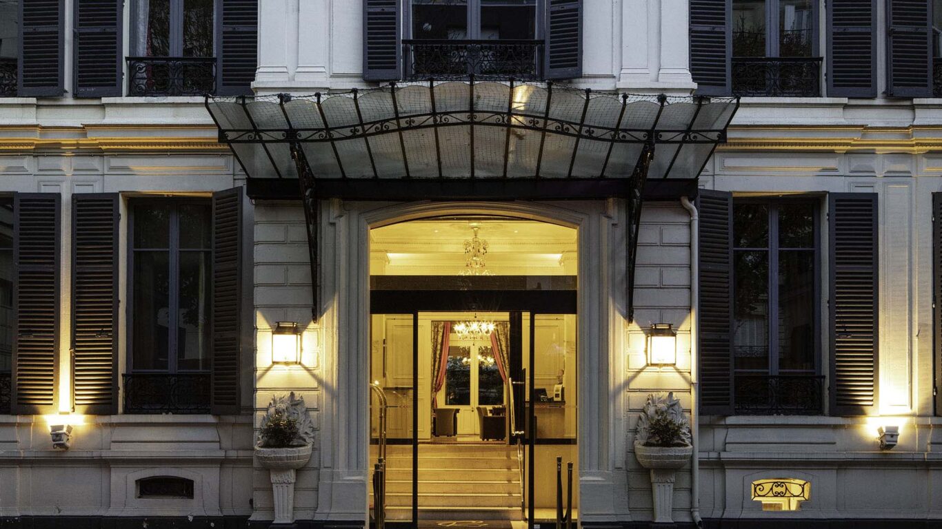 Vue extérieure de la façade de l’hôtel 4 étoiles Regent’s Garden du groupe Astotel à Paris, 17e arrondissement