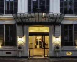 Vue extérieure de la façade de l’hôtel 4 étoiles Regent’s Garden du groupe Astotel à Paris, 17e arrondissement