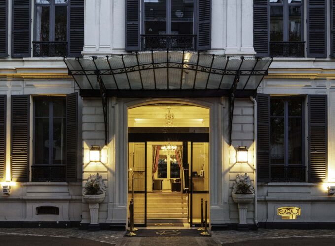 Vue extérieure de la façade de l’hôtel 4 étoiles Regent’s Garden du groupe Astotel à Paris, 17e arrondissement