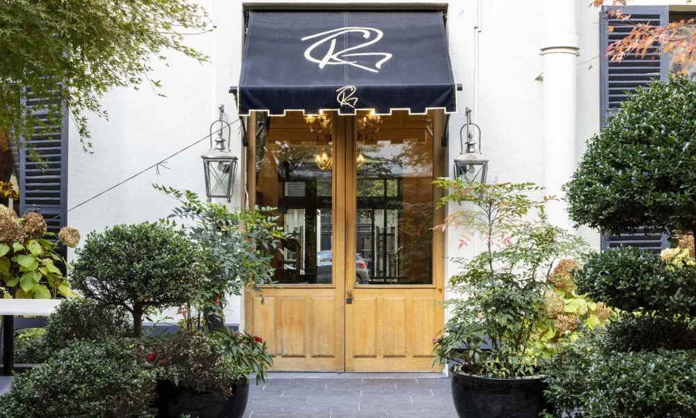 Jardin de 400 m² d’inspiration japonaise à l’hôtel Regent’s Garden à Paris, conçu par le paysagiste Xavier de Chirac