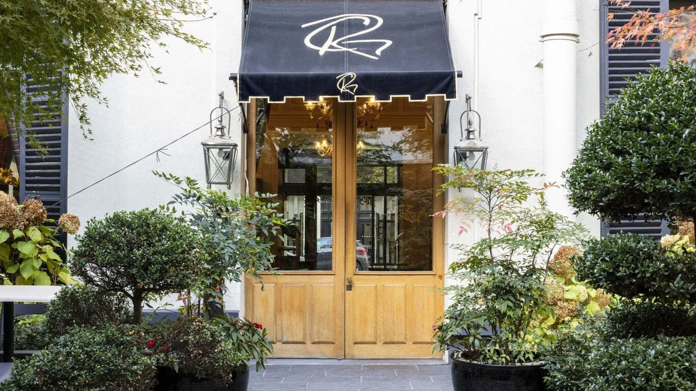 Jardin de 400 m² d’inspiration japonaise à l’hôtel Regent’s Garden à Paris, conçu par le paysagiste Xavier de Chirac