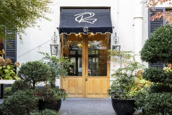 Jardin de 400 m² d’inspiration japonaise à l’hôtel Regent’s Garden à Paris, conçu par le paysagiste Xavier de Chirac