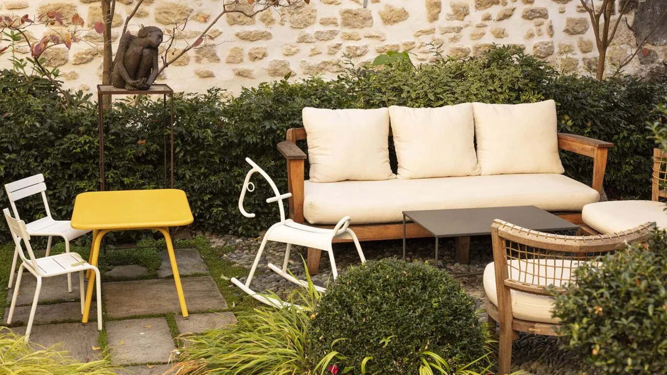 Jardin de 400 m² d’inspiration japonaise à l’hôtel Regent’s Garden à Paris, conçu par le paysagiste Xavier de Chirac