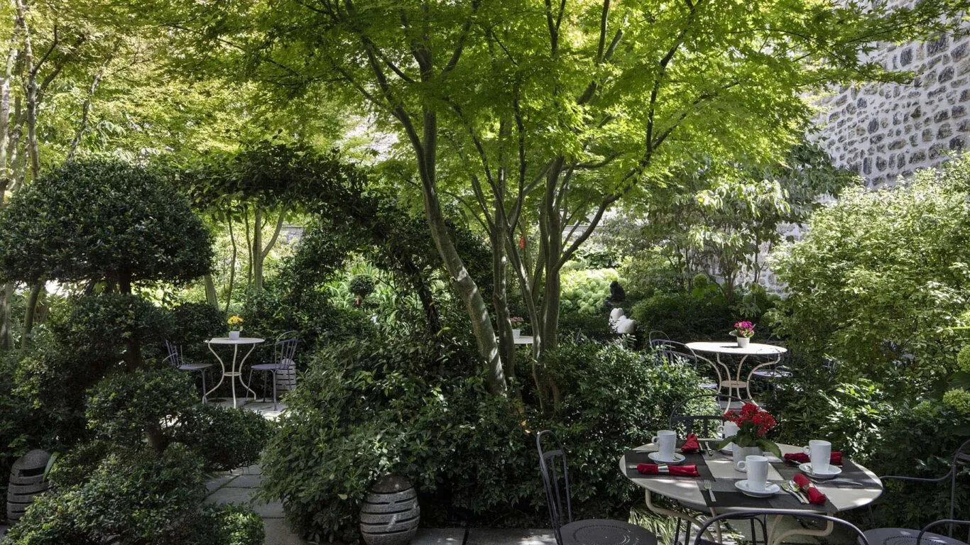 Jardin de 400 m² d’inspiration japonaise à l’hôtel Regent’s Garden à Paris, conçu par le paysagiste Xavier de Chirac