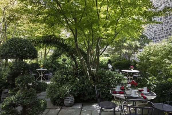 Jardin de 400 m² d’inspiration japonaise à l’hôtel Regent’s Garden à Paris, conçu par le paysagiste Xavier de Chirac