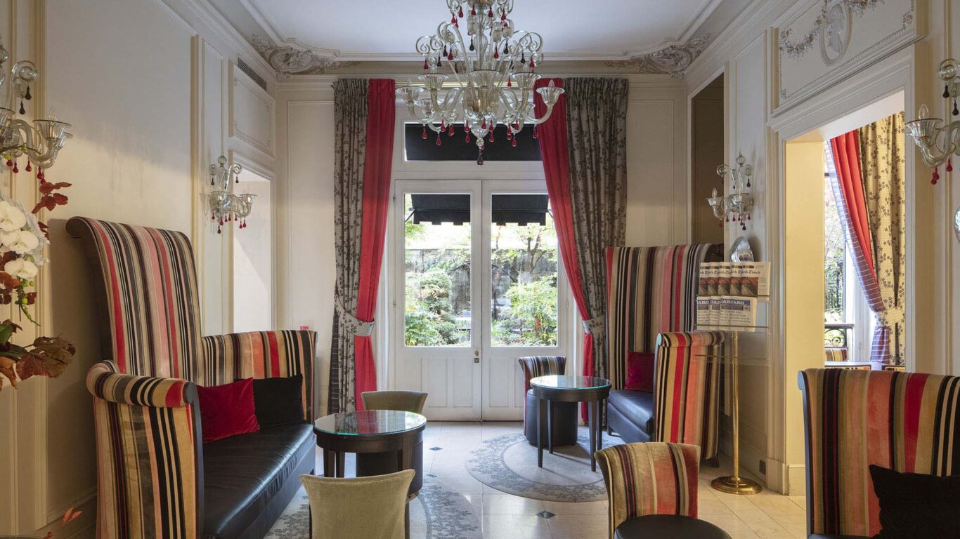 Vue du lobby de l’hôtel 4 étoiles Regent’s Garden à Paris